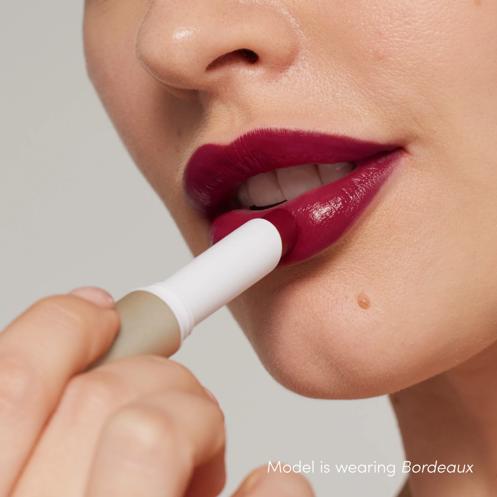 Помада Jane Iredale ColorLuxe Hydrating Cream Lipstick у відтінку Bordeaux Помада Jane Iredale ColorLuxe Hydrating Cream Lipstick у відтінку Bordeaux