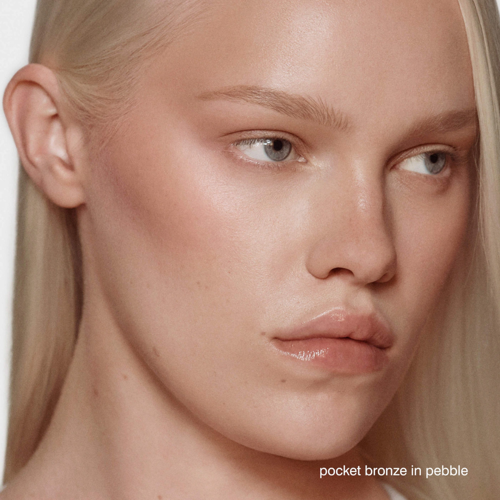 Бронзер Rhode Pocket Bronze Long-Wearing Cream Bronzer у відтінку Pebble Бронзер Rhode Pocket Bronze Long-Wearing Cream Bronzer у відтінку Pebble